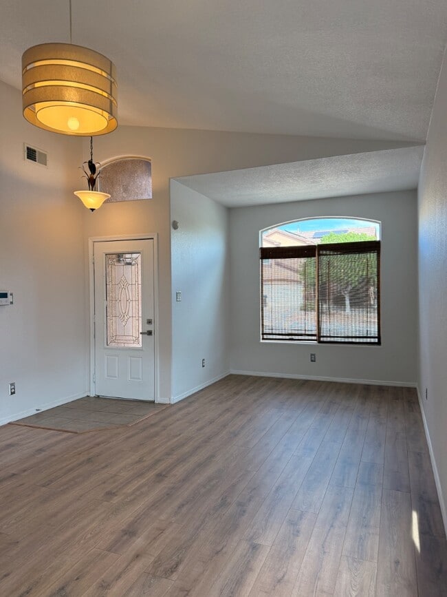 Building Photo - 2148 Vista de Colinas Dr SE