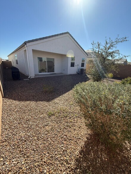 Backyard & Patio - 5286 E Gummite Dr