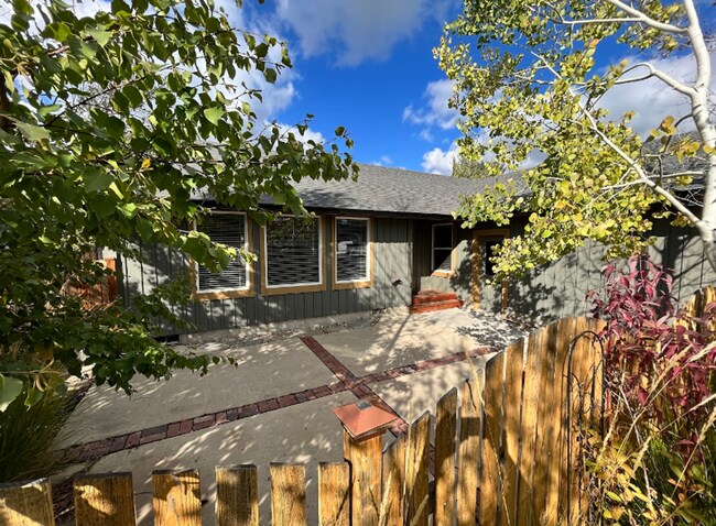 Building Photo - Spacious Westside 3-Bdrm + office & fenced yard!