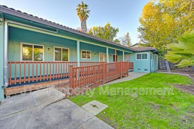 Building Photo - 865 Royal Green Ave