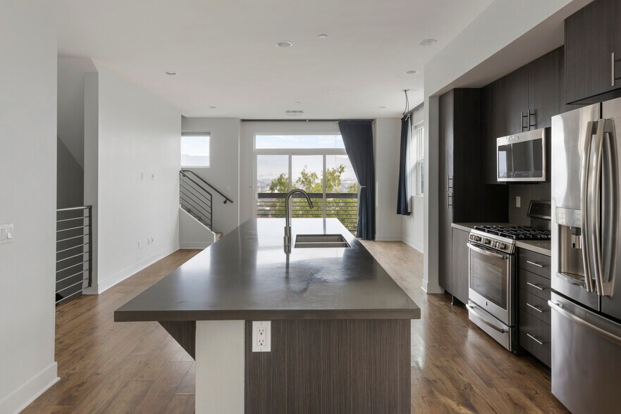 Building Photo - 2753 Waverly Dr