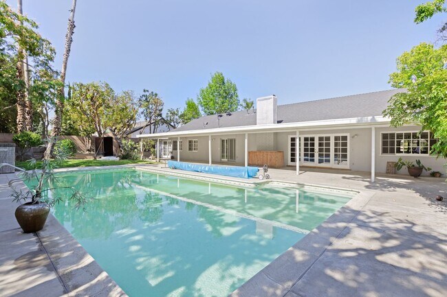 Building Photo - Welcome to this Beautiful Ranch-Style Home...