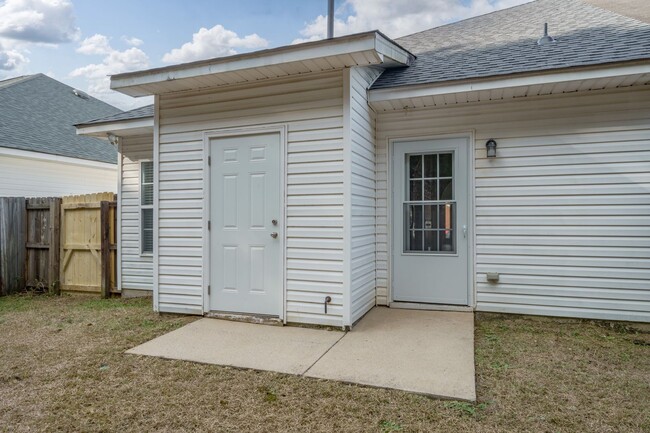 Building Photo - Charming and Newly Renovated 3 Bedroom 2 B...