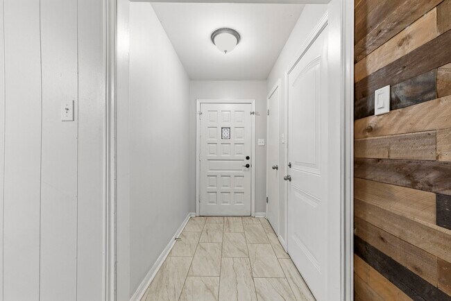 Building Photo - 3507 Lake Ridge Bend