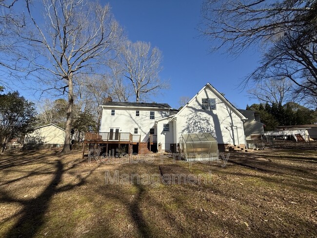 Building Photo - 106 Greenwood Cir