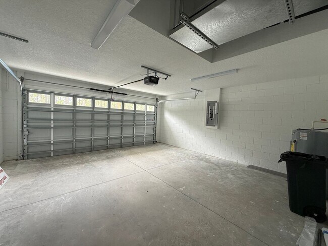 Building Photo - Great Price, Won't Last!!