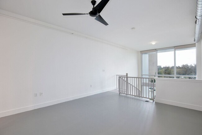 Building Photo - Beautiful 1/1.5 Modern Condo in the Highly...