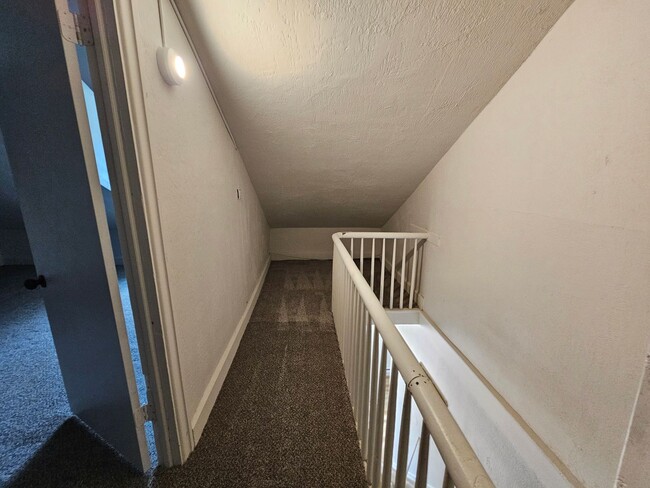 Building Photo - Fully Updated 4 bedroom 1 bathroom