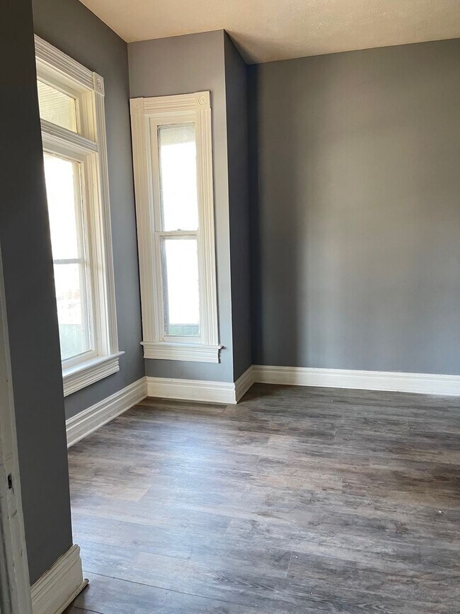 Building Photo - Cozy Renovated 2 Bed in South Omaha!