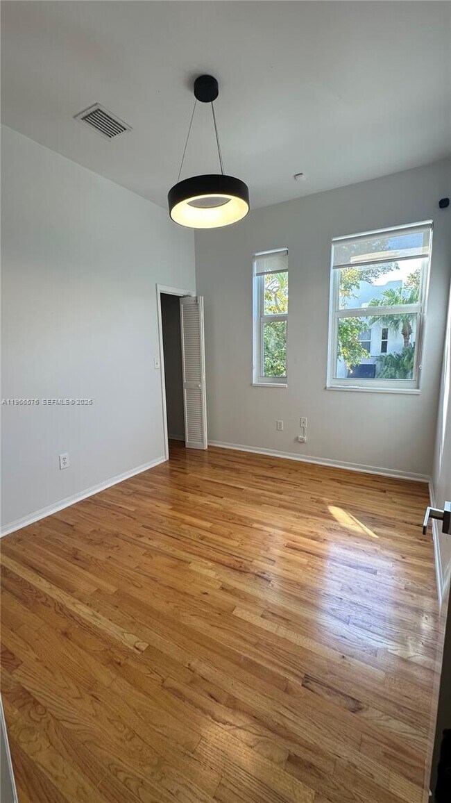 Building Photo - 3063 Center St