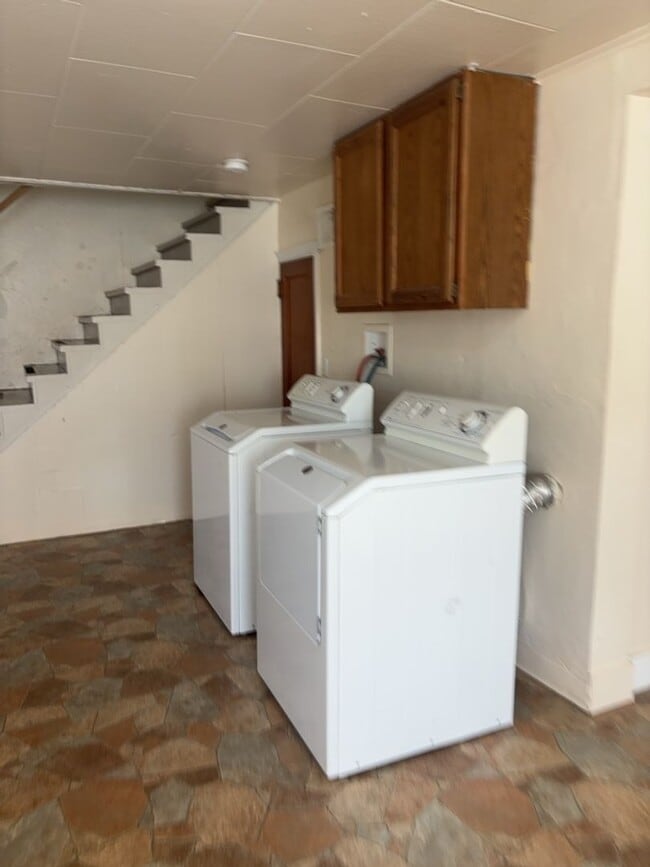 Building Photo - Charming Lower Rattlesnake Home