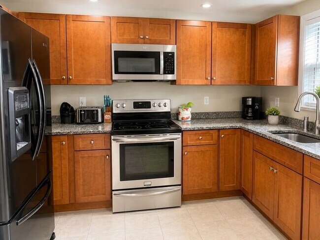 Building Photo - 30-32 Harriet Thayer Avenue Unit 1