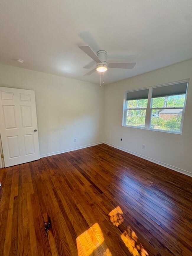 Building Photo - Fully Renovated Three Bedroom Condo in South Windermere - Off the Greenway!