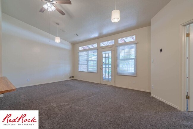 Building Photo - 3 Bedroom End Unit Home in Downtown St. Ge...