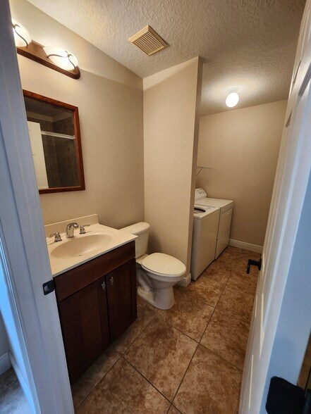 Building Photo - 1027 Juel St
