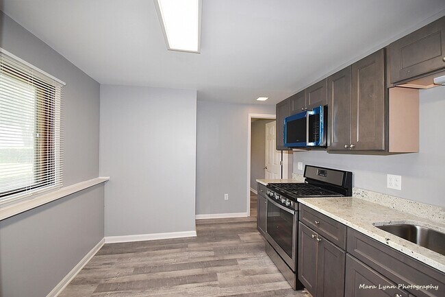 Building Photo - 106 W Kendall Dr