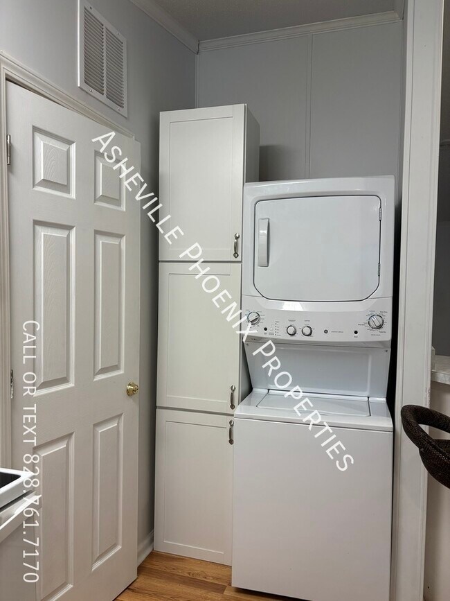 Building Photo - 3 Double Oaks Dr