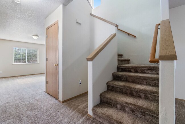 Building Photo - Spacious 4-Bedroom Home in SE Portland