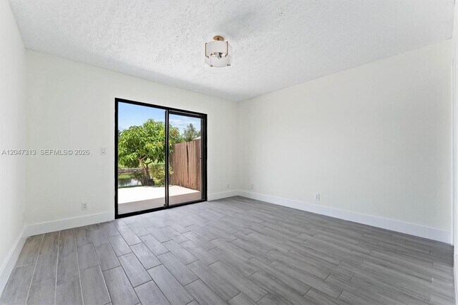 Building Photo - 2025 SW 82nd Ave