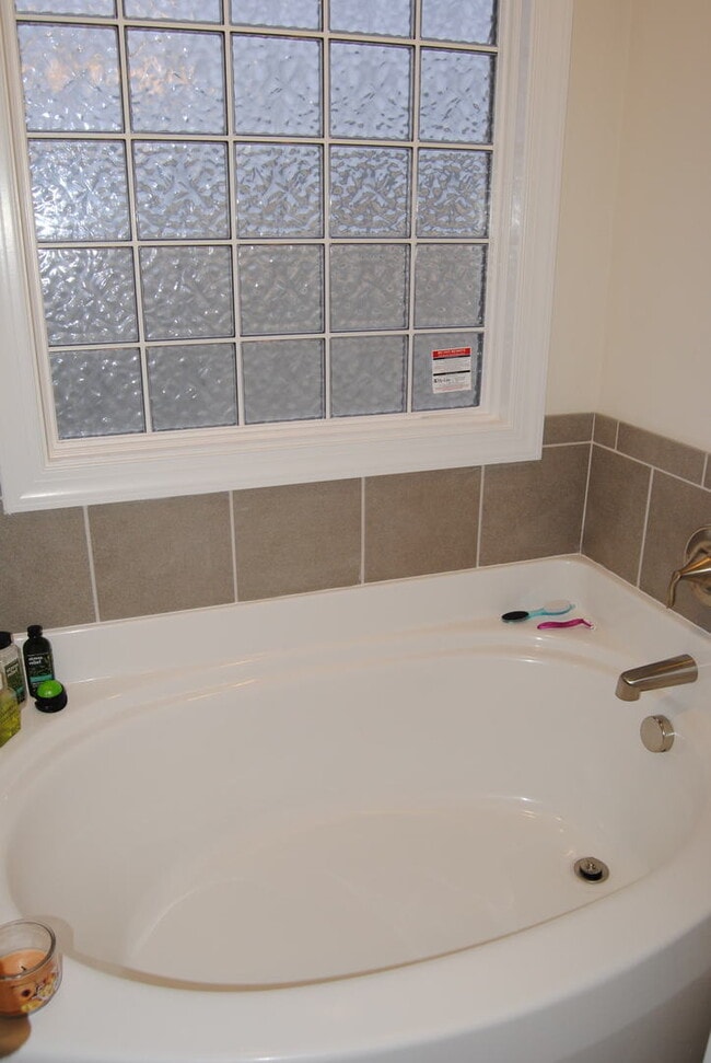 Building Photo - 302 Carew Dr