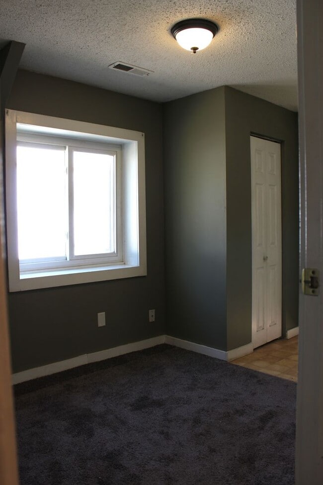 Building Photo - 3 Bedroom - one level