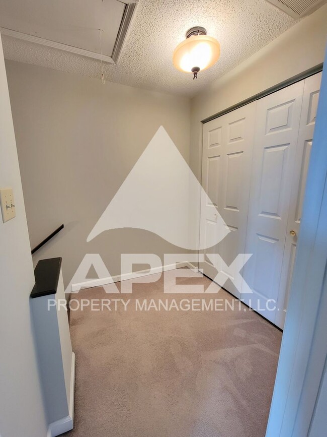 Building Photo - WEST KNOX - Spacious 2Bd/2Ba Condo in Silverbrook!