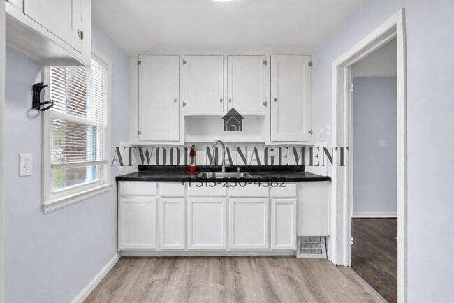 Interior Photo - 14118-20 Evergreen Rd