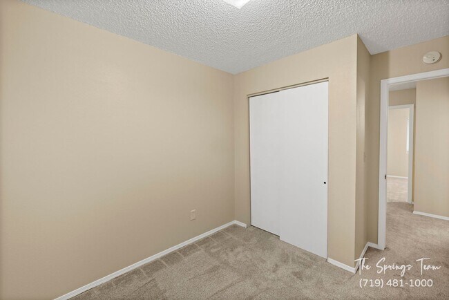 Building Photo - CHARMING 3BD/1.5BA TOWNHOME - NEW CARPET!