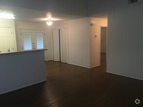Building Photo - Updated 2-Bed Duplex with Vaulted Ceiling ...