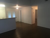 Building Photo - Updated 2-Bed Duplex with Vaulted Ceiling ...