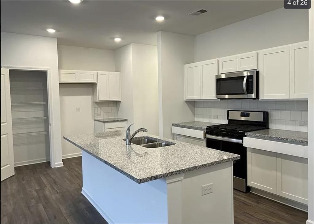 Building Photo - 6050 Sanford Pl