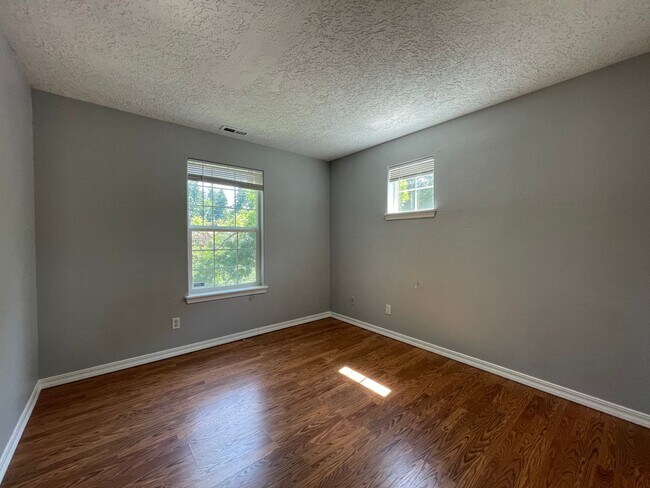 Building Photo - SE Home 3Bd/2.5Ba Home Close to the Willamette River off McLoughlin Blvd. 2 Car Garage and Washer...
