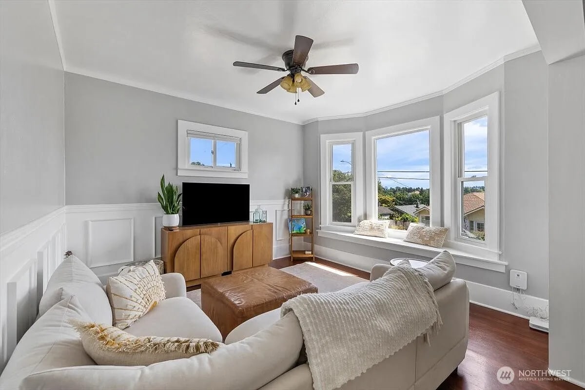 living room - 3311 25th Ave S