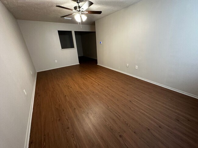 Building Photo - Available Now! 1/1 Apartment - **HUD Accepted** (upstairs)