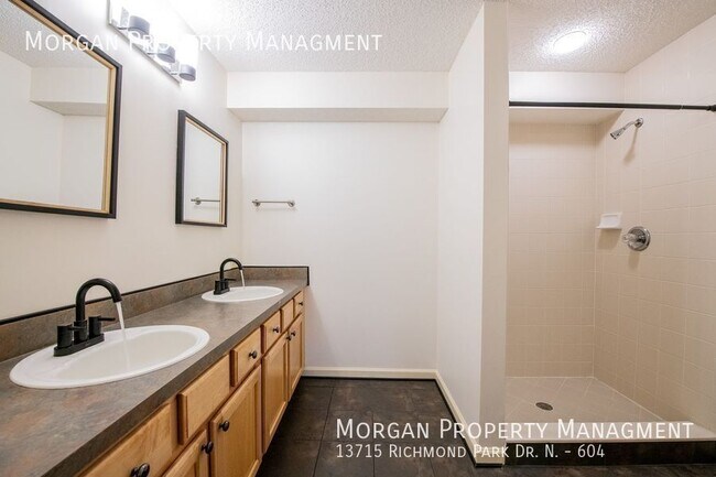 Building Photo - 13715 Richmond Park Dr N
