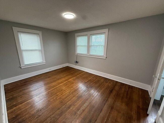 Building Photo - Updated and Spacious 3-4 Bedroom, 2 Story Home Located on North Side of Youngstown