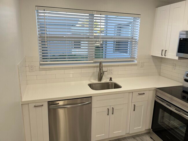 Building Photo - 2748 NE 28th Ave