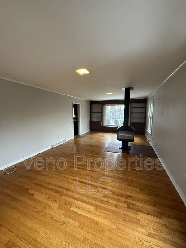 Building Photo - 15 Rivercrest Dr