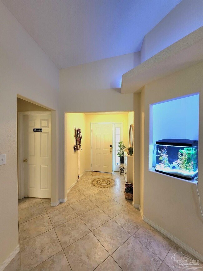 Building Photo - 876 Miramar Dr