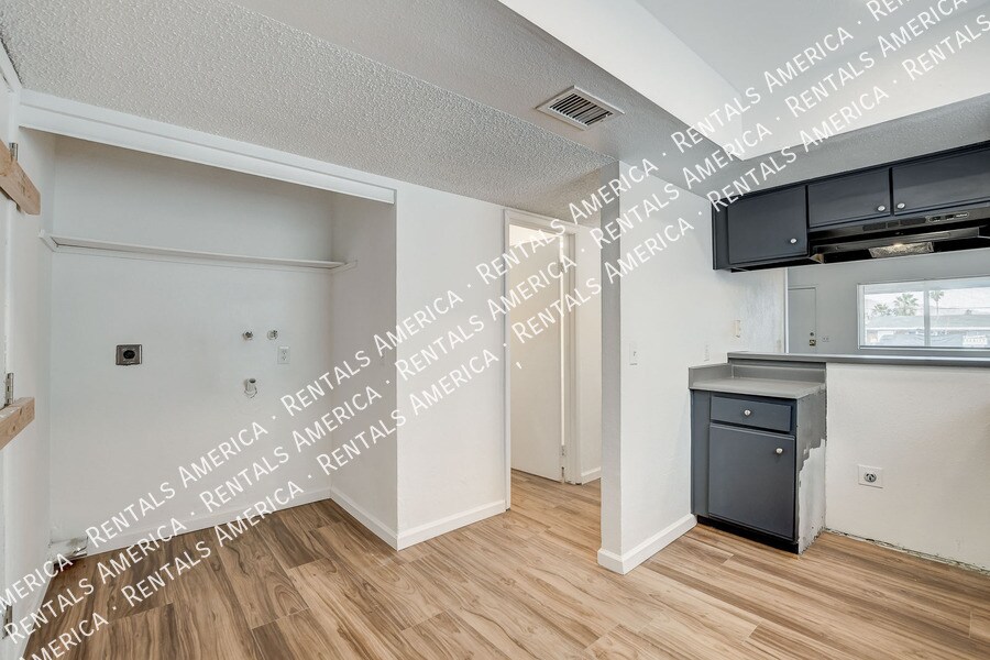 Building Photo - 3411 Center Dr