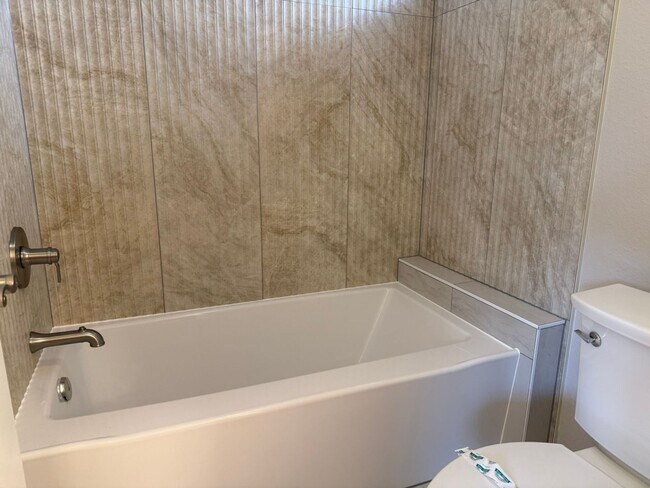 Building Photo - 929 Glenfinnan Way