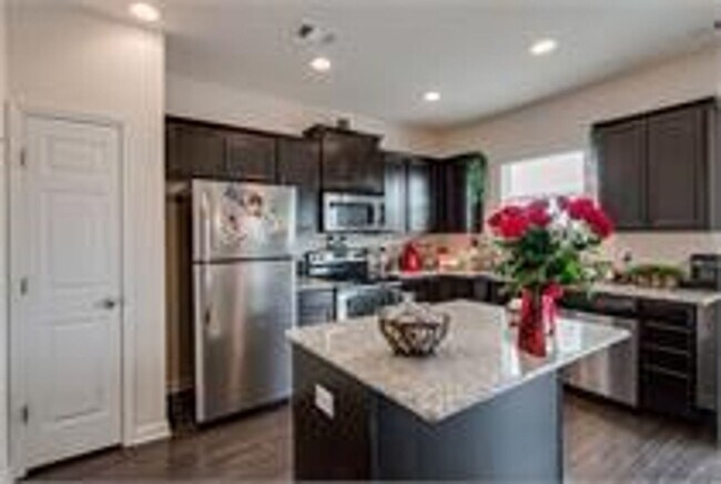 Building Photo - Beautiful 4bd 2.5ba home with Community Am...