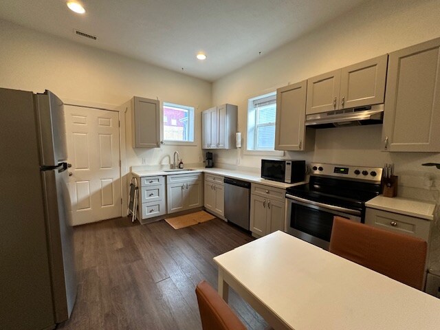 Building Photo - 835 S Edison St