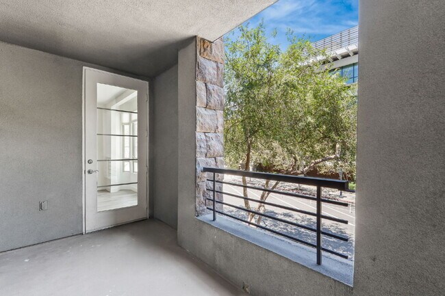 Building Photo - "Spacious, Sophisticated, Modern 3BR, 2BA Condo in the heart of downtown