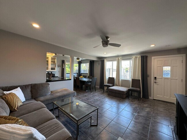 Building Photo - 725 S Mountain View Dr