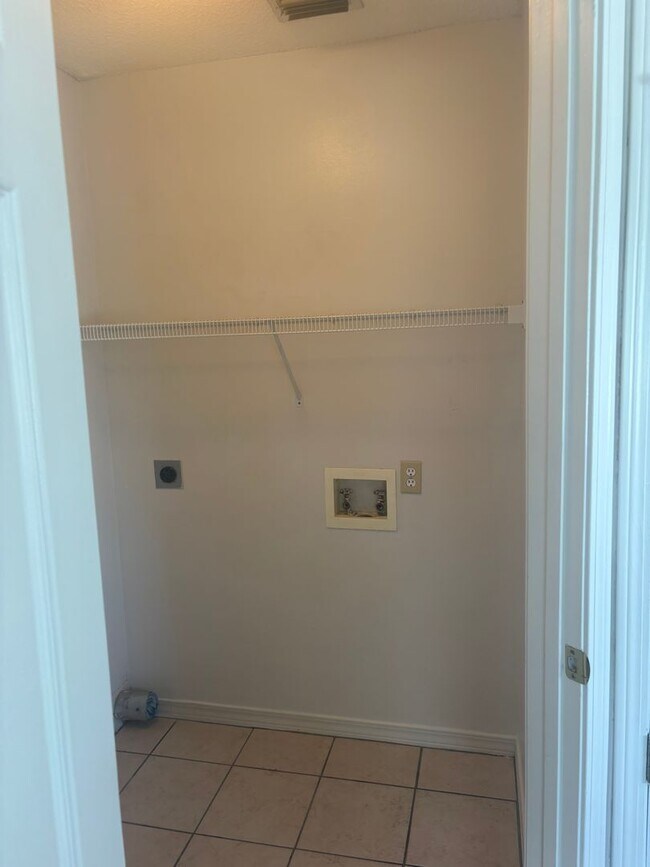Building Photo - 567 Florosa Ct