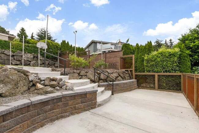 Building Photo - Gorgeous West Seattle Mid-Century Modern w...