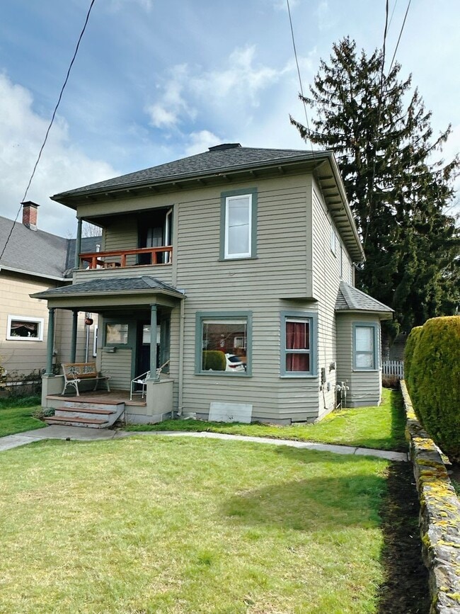 Building Photo - PRELEASE: 5bdrm/2bath, on-site laundry and...