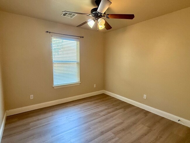 Building Photo - Beautiful 4 Bed, 2 Bath, 3 Car Home in Edm...