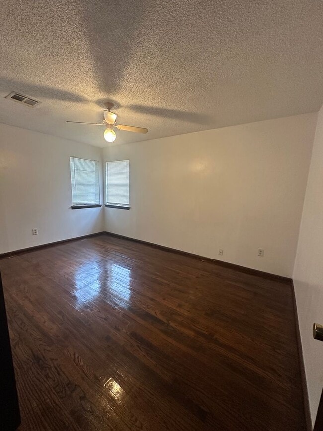 Building Photo - 4 Bed, 2 Bath, 2 dInng, 2 Living